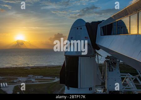 STATI UNITI. 24 maggio 2020. SpaceX Falcon 9 Rocket sul Launch Pad 39-A al Kennedy Space Center per il lancio SpaceX Demo-2 della NASA alla International Space Station. La NASA e SpaceX lanciano due astronauti (Robert Behnken e Douglas Hurley) all'interno della capsula Crew Dragon dal suolo americano per la prima volta dal 2011. (Foto di SpaceX via Credit: Sipa USA/Alamy Live News Foto Stock