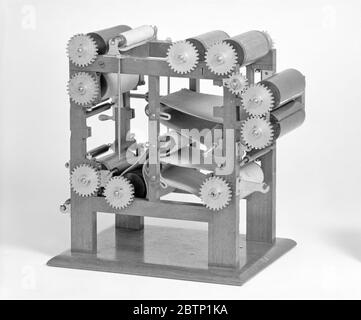 Modello di brevetto per presse rotative perfezionatrici. Questo modello di brevetto dimostra un'invenzione per una pressa per perfezionamento rotante che è stata concessa con il numero di brevetto 92050. Il brevetto illustra in dettaglio i miglioramenti apportati alle macchine per il perfezionamento a fogli o a nastro. Foto Stock