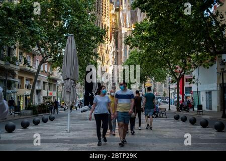 Barcellona, Spagna - 20 maggio 2020: I turisti che indossano la maschera a piedi nella città europea durante la pandemia del virus della corona. Il turismo e viaggi industri Foto Stock