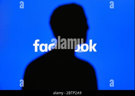 NEW YORK, STATI UNITI, 25. MAGGIO 2020: Mark Zuckerberg silhouette, Facebook title su display blu in background. Foto Stock