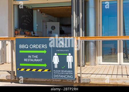 Il ristorante Westbeach apre con misure di divaricamento sociale in atto dopo l'allentamento di Coronavirus COVID 19 restrizioni, Bournemouth, Dorset UK nel mese di maggio Foto Stock