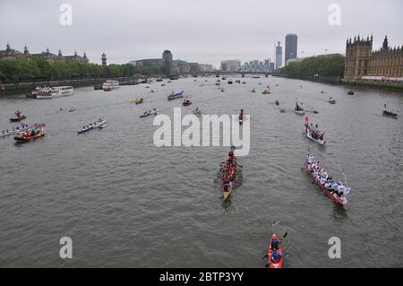 Il Thames Diamond Jubilee Paginant è stato una parata il 3 giugno di 670 barche sulla via del Tamigi a Londra, nell'ambito delle celebrazioni del Giubileo dei Diamanti di Elisabetta 11. il principe Filippo e altri membri della famiglia reale erano a bordo di navi che hanno preso parte alla parata . Foto Stock