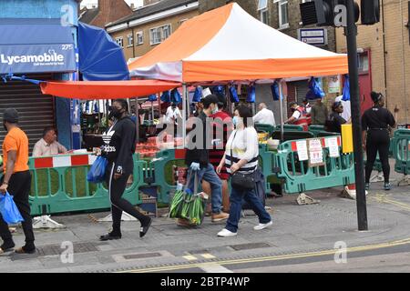 Londra, UK, 27 maggio 2020 Social Distancing a Londra presso East Street Market, East St, Walworth, Londra SE17 1EL. Credit:JEWNIE ARMSTEAD:Alamy Live News Foto Stock