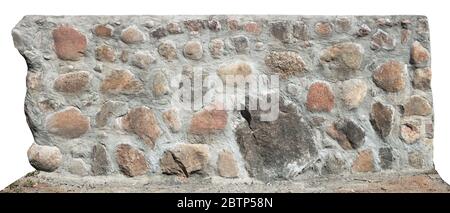 Frammento di nuovo muro da grandi pietre di granito rosso e calcestruzzo . Isolato su bianco Foto Stock