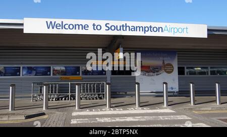 L'entrata principale dell'aeroporto di Southampton in Hampshire, Inghilterra Foto Stock