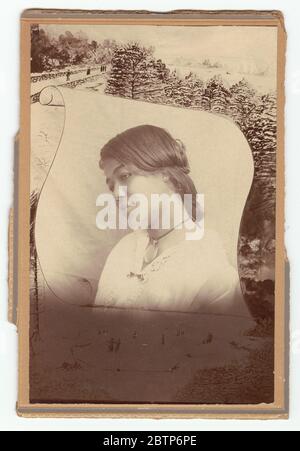 Stampa fotografica di una donna su uno sfondo stilizzato di un rotolo e di un paesaggio di neve. Un ritratto fotografico in bianco e nero di una donna non identificata. La donna sta guardando fuori-cornice alla sinistra corretta, e ha capelli lunghi che è intrecciato o fissato in una pistola alla nuca del suo collo. Foto Stock