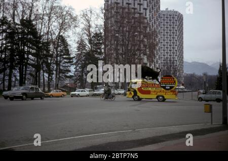 Trafficata strada del centro di Grenoble, la Francia, nel 1974 Foto Stock