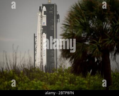 Il razzo SpaceX Falcon 9 che porta la navicella spaziale Crew Dragon al complesso di lancio 39A mentre una tempesta passa attraverso il Kennedy Space Center 25 maggio 2020 a Cape Canaveral, Florida. La missione SpaceX Demo-2 della NASA è prevista per il lancio del 27 maggio come primo lancio commerciale che porta astronauti alla Stazione spaziale Internazionale. Foto Stock