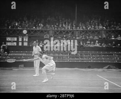 Tennis in prato a Wimbledon . Il signor e la signora L A Godfree in gioco . 5 luglio 1927 Foto Stock