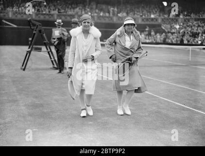 Tennis in prato a Wimbledon . La sig.ra Betty Nuthall e la sig.ra Hill hanno fotografato prima della loro partita . 25 giugno 1927 Foto Stock