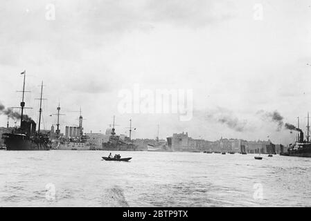 Navi da guerra a Shanghai . Shanghai visto dal fiume Whang Poo , sul quale si trova . Da sinistra a destra si vedono navi da guerra giapponesi , americane , francesi e britanniche . 16 febbraio 1927 Foto Stock