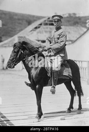 Ultime fotografie dalla Cina . Il generale Chiang Kai Shek , il famoso Generale nazionalista , montato sul suo caricatore minuscolo . 8 agosto 1927 Foto Stock