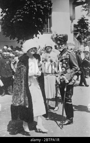 Ultimo dalla Romania . Una foto scattata la scorsa settimana e appena ricevuta a Londra , mostrando Queen Marie , Princess Helen e General Averescu . 21 luglio 1927 Foto Stock