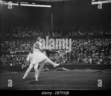 Tennis in prato a Wimbledon . Miss Betty Nuthall in gioco . 27 giugno 1929 Foto Stock