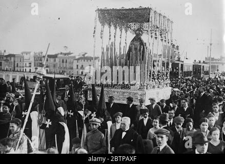 Settimana Santa a Siviglia . La Vergine della protezione passando sopra il famoso Ponte Triana verso la Cattedrale . 22 marzo 1929 Foto Stock