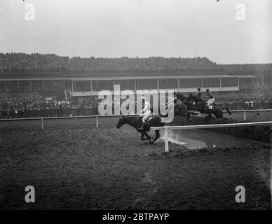 Sensazionale Grand National . Alcuni dei campi che prendono uno dei salti difficili . 30 marzo 1928 Foto Stock
