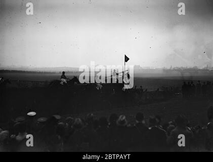 Sensazionale Grand National . Alcuni dei campi che prendono il famoso Bechers Brook . Il 52 (il vincitore) è visto al centro. 30 marzo 1928 Foto Stock