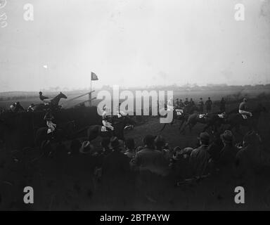 Sensazionale Grand National . Alcuni del campo che prende Bechers Brook . 31 marzo 1928 Foto Stock