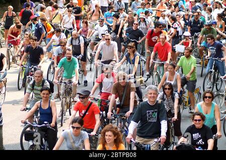 Torino, Piemonte, Italia -06/06/2010- Bike Pride, evento per promuovere l'uso del ciclismo in città Foto Stock