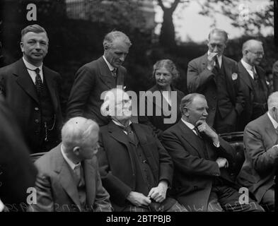 Ramsay McDonald's 1929 Gabinetto la prima riunione del Gabinetto del lavoro e uno studio in espressione nel giardino di No 10 Downing Street tra cui Margaret Bondfield , la prima donna ministro del Gabinetto della Gran Bretagna 10 giugno 1929 Foto Stock