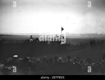Sensazionale Grand National . Alcuni dei campi che prendono il famoso Bechers Brook . Il 52 (il vincitore) è visto al centro. 30 marzo 1928 Foto Stock