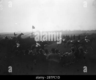 Sensazionale Grand National . Alcuni del campo che prende Bechers Brook . 31 marzo 1928 Foto Stock