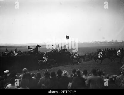 Sensazionale Grand National . Alcuni dei campi che prendono il famoso Bechers Brook , Billy Barton è visto sulla destra . 30 marzo 1928 Foto Stock