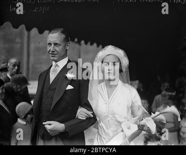 Uno sposo militare . Il matrimonio tra Capitano Douglas Brett , Esercito Indiano , e Miss Roxalanne ( Noggs ) Cooper alla Chiesa della Santa Trinità , Prince Consort Road , giovedì . Lo sposo e lo sposo . 29 settembre 1932 Foto Stock