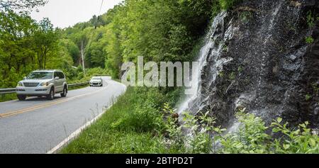 La cascata sul lato della strada, di fronte alla Blue Valley, si affaccia lungo l'autostrada NC 106 nella Nantahala National Forest a Highlands, North Carolina. (STATI UNITI) Foto Stock