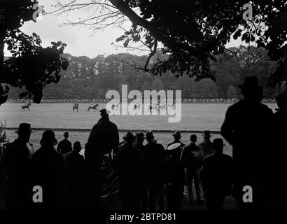 Torneo di polo di Cowdray Park . C'era la festa della casa per il torneo di Goodwood e polo al Cowdray Park . Un incidente durante il gioco tra Cowdray e i resti . 28 luglio 1930 Foto Stock