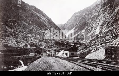 Fotografia d'epoca del XIX secolo - ingresso al tunnel del San Gottardo, linea ferroviaria, Svizzera Foto Stock