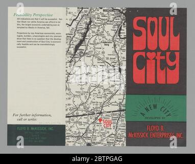 Opuscolo promozionale per Soul City. Opuscolo promozionale per Soul City. L'opuscolo è nero con lettere rosse e banner verde in basso. Le parole [ANIMA / CITTÀ] sono in lettere rosse bolla. Il resto della copertina recita [UNA NUOVA CITTÀ/ SVILUPPATA DA / FLOYD B. / McKISSICK ENTERPRISES, INC.]. Foto Stock