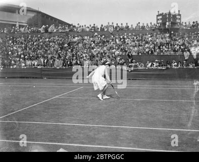 Campionati di singolare a Wimbledon . La signora Fearnley Whittingstall, in Gran Bretagna, ha incontrato la signora N M Lyle, nei singoli dei campionati di Wimbledon. Sig.ra Lyle, in ricorso contro la sig.ra Whittingstall. 21 giugno 1932 Foto Stock