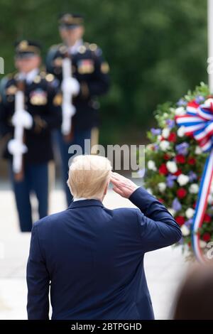 Il presidente degli Stati Uniti Donald Trump saluta dopo aver posto una corona sulla tomba del Milite Ignoto in osservanza del Memorial Day al cimitero nazionale di Arlington il 25 maggio 2020 ad Arlington, Virginia. Foto Stock