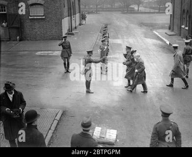 Delegazione argentina visita Aldershot . La delegazione argentina a Londra ha visitato il quartier generale dell'esercito ad Aldershot, dove è stata data una mostra speciale a loro vantaggio . Il Dr. Roca , Vicepresidente della delegazione argentina e capo della delegazione, ricevuto dal generale Sir Charles Harrington , ufficiale generale che al suo arrivo era capo ad Aldershot . 9 febbraio 1933 Foto Stock