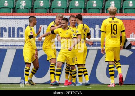 I giocatori di Dortmund si acclamano dopo che Raphael Guerreiro (al centro) ha segnato il gol per renderlo 0:1. Foto Stock