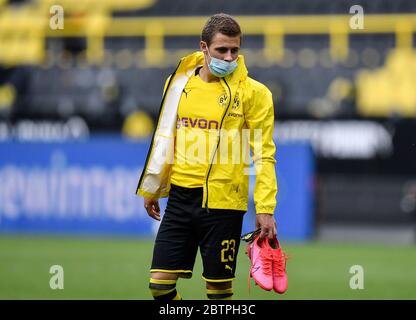 Il pericolo di Thgorgan di Dortmund lascia il campo con una maschera dopo aver vinto la partita di calcio tedesca Bundesliga tra Borussia Dortmund e Schalke 04 a Dortmund, Germania, sabato 16 maggio 2020. La Bundesliga tedesca diventa la prima importante lega di calcio al mondo a riprendere dopo due mesi di sospensione a causa della pandemia del coronavirus. Foto Stock