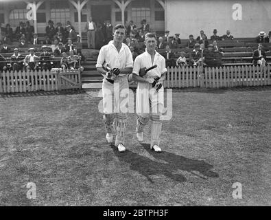 Calciatori al cricket . West Ham incontrò Clapton Orient in una partita di cricket al campo di cricket della contea di Essex a Leyton . E Fenton (a sinistra) e W Fryatt di West Ham, uscendo a pipistrelli. 17 agosto 1932 Foto Stock