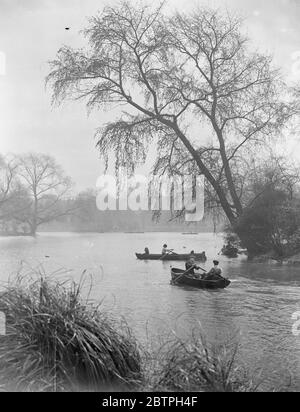 Primavera a Londra . I visitatori di Battersea Park , Londra che si affaccia sul lago, come segni di primavera si mostrano negli alberi circostanti . 3 aprile 1932 Foto Stock