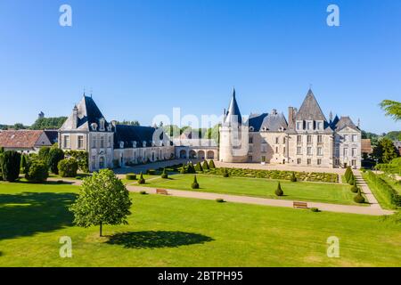 Francia, Indre, Parco Naturale Regionale della Brenne, Azay le Ferron, il castello, parco e giardino (vista aerea) // Francia, Indre (36), Parc naturel régional de Foto Stock