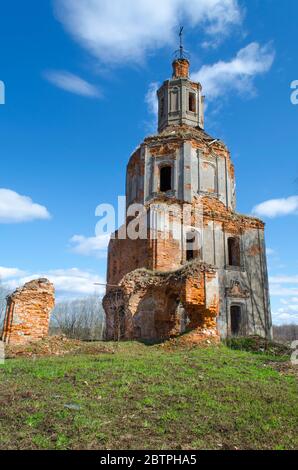 Abbandonata chiesa ortodossa rovinata. Le mura distrutte dell'edificio Foto Stock