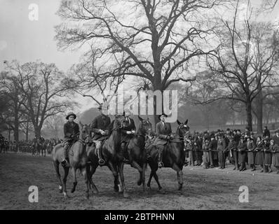 Primavera nel Parco . Una folla di solito grande ha visitato Hyde Park Londra per godersi il sole brillante della prima Domenica di Primavera dell'anno. Folle in Hyde Park guardando i piloti al sole della fila . 20 marzo 1932 Foto Stock