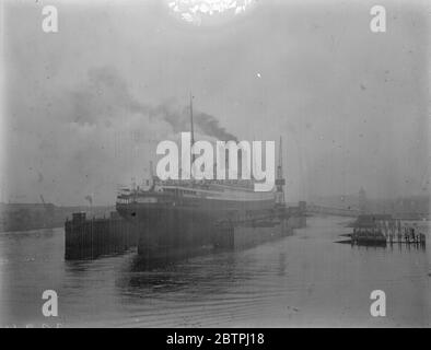Homeric entra nella secca. Il liner Homeric entra in dry dock per la revisione a Southampton . 28 novembre 1933 Foto Stock