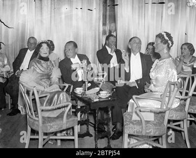 Giocare a campi da palla . All'incontro con il Duke e la Duchessa di York , si è tenuto un pallone Playing Fields presso il Dorchester Hotel , Londra , in aiuto della National Playing Fields Association . Coppia di sinistra - MR e Mrs Phillip Carr , destra - MR e Mrs Randall Wells . 9 maggio 1934 Foto Stock