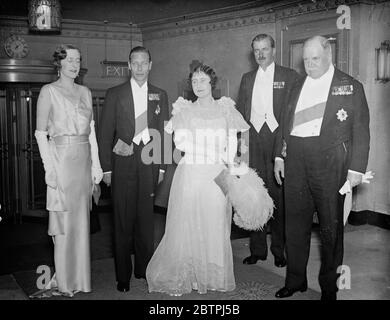 Giocare a campi da palla . All'incontro con il Duke e la Duchessa di York , si è tenuto un pallone Playing Fields presso il Dorchester Hotel , Londra , in aiuto della National Playing Fields Association . Il Duca e la Duchessa di York all'arrivo , con ( sinistra ) Lady Stanley , Lord Stanley e Lord Derby ( destra ) . 9 maggio 1934 Foto Stock