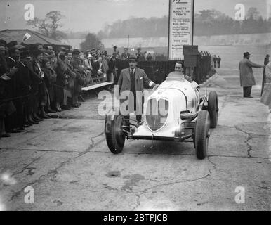 Brooklands corse . Foto spettacoli ; MR Whitney che guida la sua auto di ritorno dalla pista . 28 marzo 1933 30s 30 anni 30 anni 30 anni 30 anni 30 anni 30 anni 19 anni 30 Foto Stock