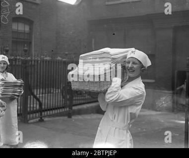 Apertura della mostra lavanderia . La Mostra Internazionale della lavanderia e dei commerci alleati è stata inaugurata presso la Royal Agricultural Hall , Islington , Londra . Foto mostra le cameriere della lavanderia prendendo esempi della loro stiratura nello spettacolo . 7 maggio 1934 Foto Stock