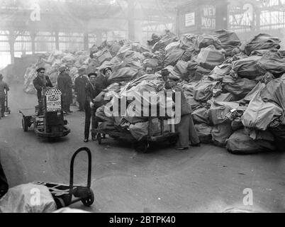 Montagne di regali di natale . Montagne di posta di Natale attende l'invio dalla stazione di Waterloo a tutte le parti del paese . Spettacoli fotografici , una grande pila di posta di natale a Waerloo . 21 dicembre 1935 Foto Stock