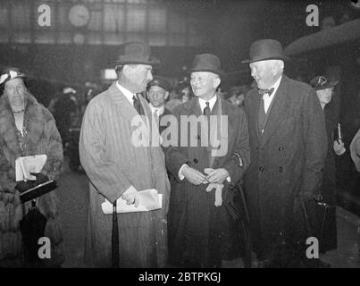 Comandante francese - in - capo alla Conferenza della Legione britannica con il presidente e il campo - Maresciallo Sir Philip Chetwode . Maggiore - il generale Sir Frederick Maurice , presidente della Legione Britannica , e il maresciallo Sir Philip Chetwode furono accompagnati dal generale Maxime Weygand , ispettore generale dell' Esercito francese quando lasciarono St . Pancras Station , Londra , per Buxton , dove si terrà la Conferenza Nazionale annuale della Legionis Britannica durante le vacanze Whitsun . Il generale Weygand è uno dei numerosi ospiti illustri della conferenza. Foto mostra : ( da sinistra a destra ) campo Marsh Foto Stock