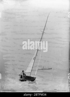 Si è colti . Gli yacht gareggiano nelle prove olimpiche a Burnham su Crouch . I Giochi Olimpici che eliminavano le prove per yacht di sei metri , monotype e di classe stellare , tenuti sotto i sospetti del Royal Corinthian Yacht Club , si sono svolti a Burnham, in Crouch , Essex . Le gare si svolgono per scegliere i migliori rappresentanti tra quelli iscritti a Kiel nelle Olimpiadi di agosto. Spettacoli fotografici , Pirate uno yacht di classe internazionale , con il suo equipaggio che si appoggia a turno durante le gare . 13 maggio 1936 Foto Stock